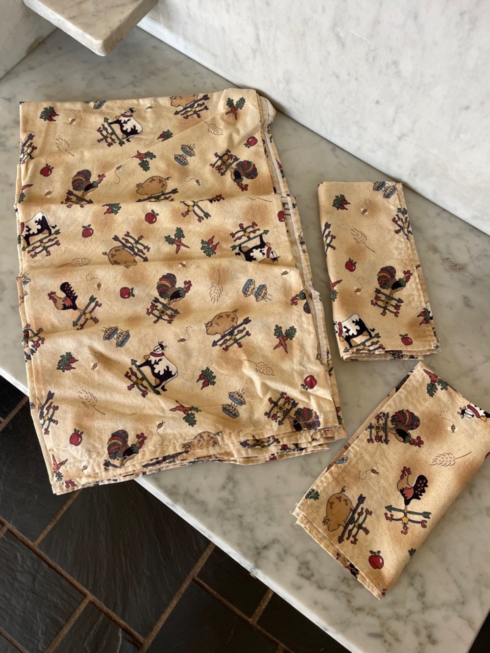 VINTAGE Country Farm Animal Print Beige Table Linens Tablecloth & 2 Napkins